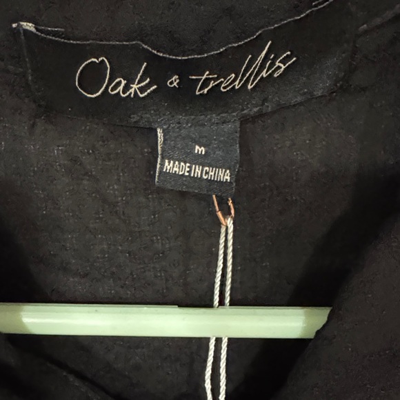 Chic Black Blouse with Elegant Sleeves - Picture 2 of 6